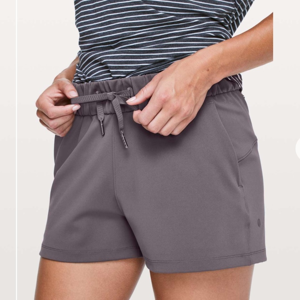 Lululemon on the fly short woven moonphase size 4